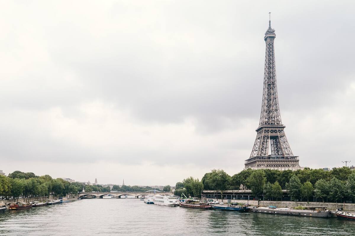 La torre Eiffel "flota", gracias a una ilusión visual