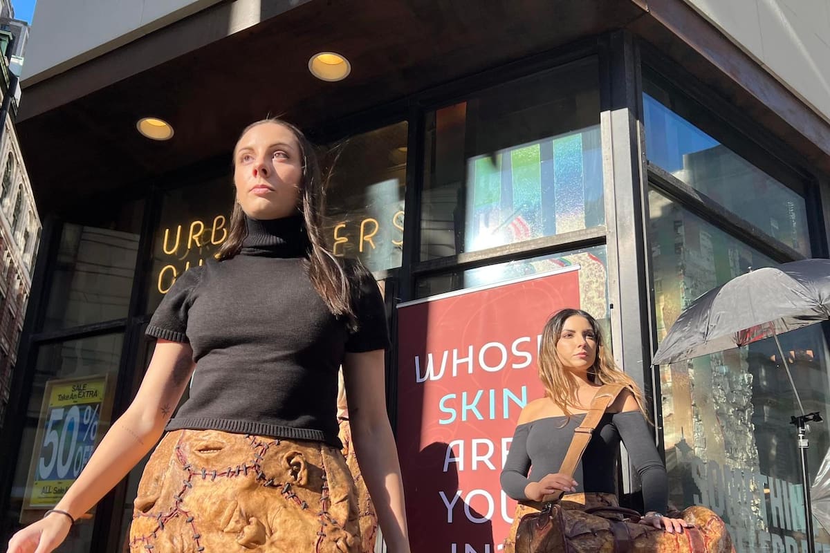 Animalistas protestan con ''ropa de piel humana'' en Nueva York