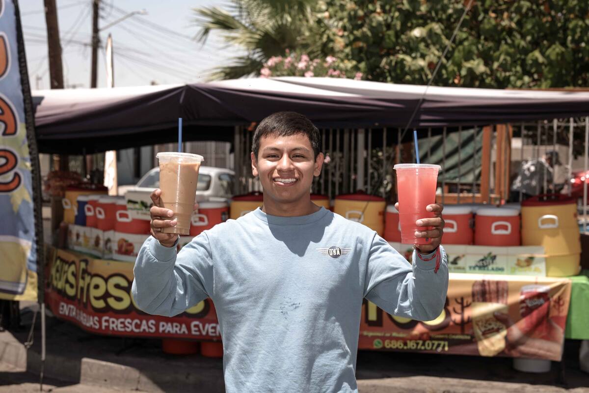 Abel y su familia venden aguas frescas combatiendo el calor