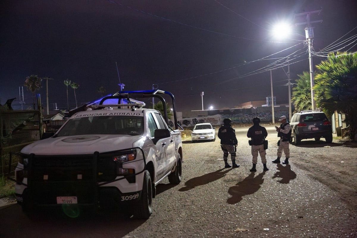 La víctima, identificada preliminarmente como “El Danny”, fue localizada con heridas de bala en la cabeza y el rostro. Hasta el momento no hay personas detenidas. Foto: Border Zoom.