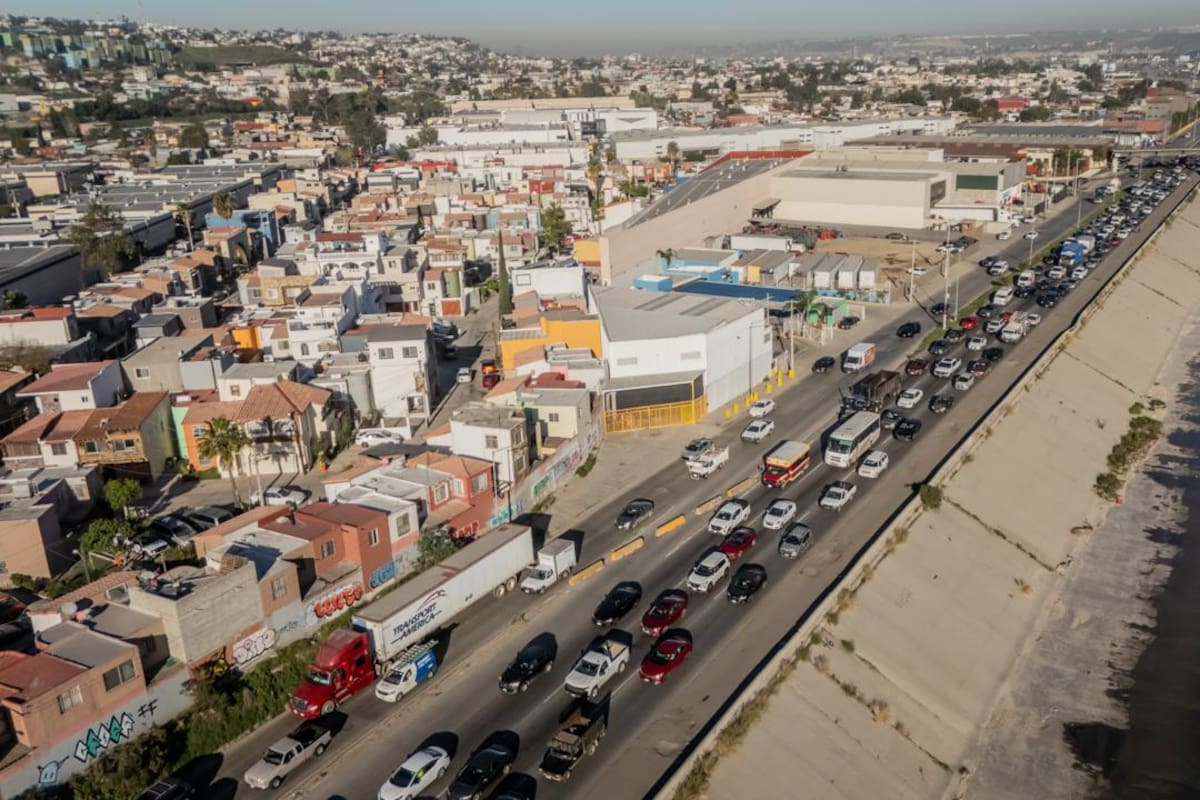 Recomiendan tomar rutas alternas por nuevo socavón a la altura de centro industrial Los Pinos