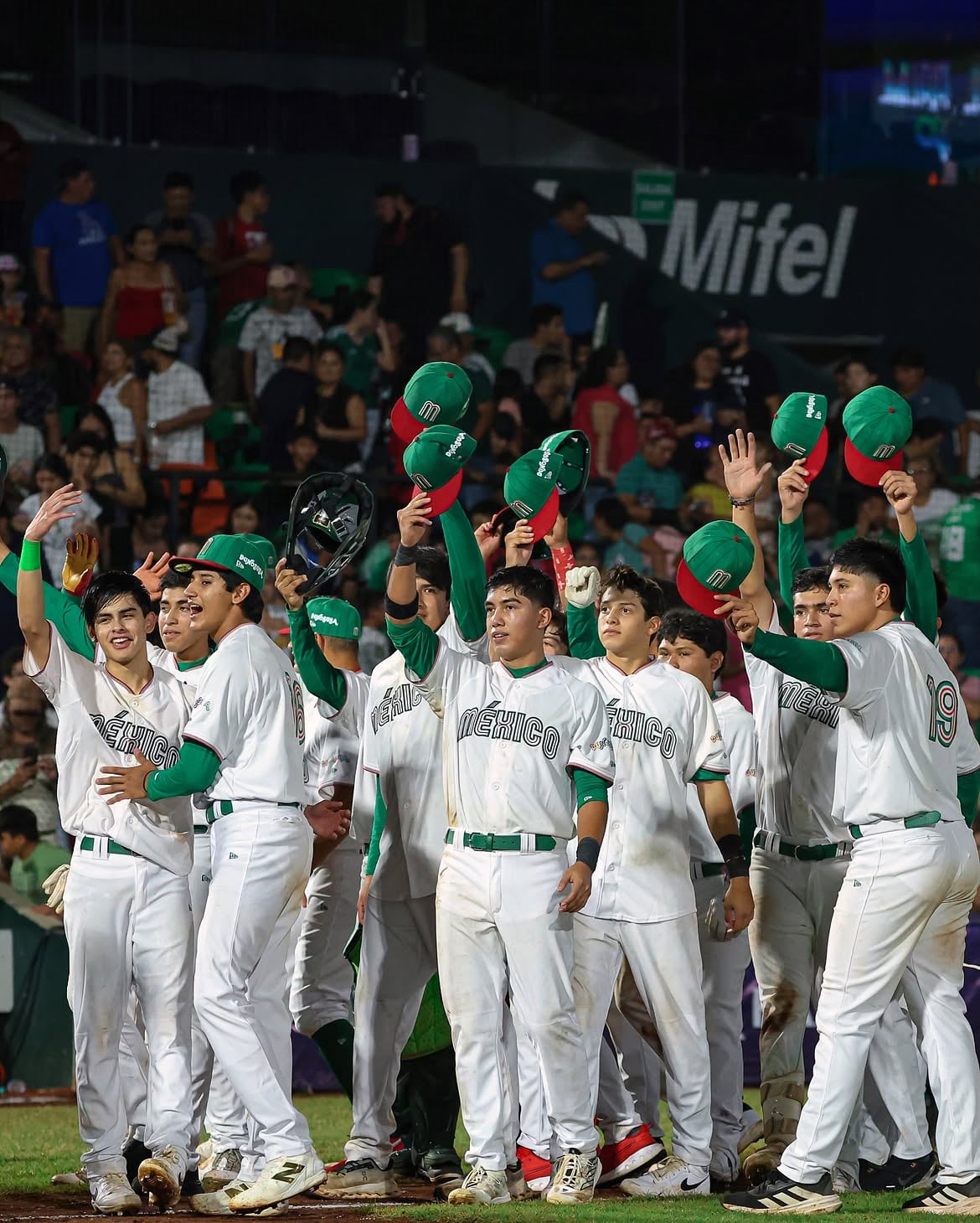 La Selección Mexicana de Beisbol Sub-15 le agradece a la afición el apoyo del sábado en el Estadio Kukulkán de Mérida, Yucatán. (Foto: IG @mexicobeis)