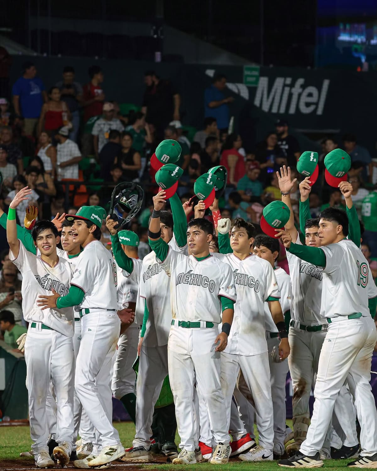 La Selección Mexicana de Beisbol Sub-15 le agradece a la afición el apoyo del sábado en el Estadio Kukulkán de Mérida, Yucatán. (Foto: IG @mexicobeis)
