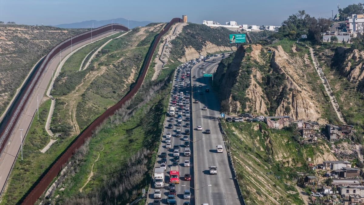 El accidente ocurrió en la prolongación de la calle Segunda y generó largas filas vehiculares. Foto: Border Zoom