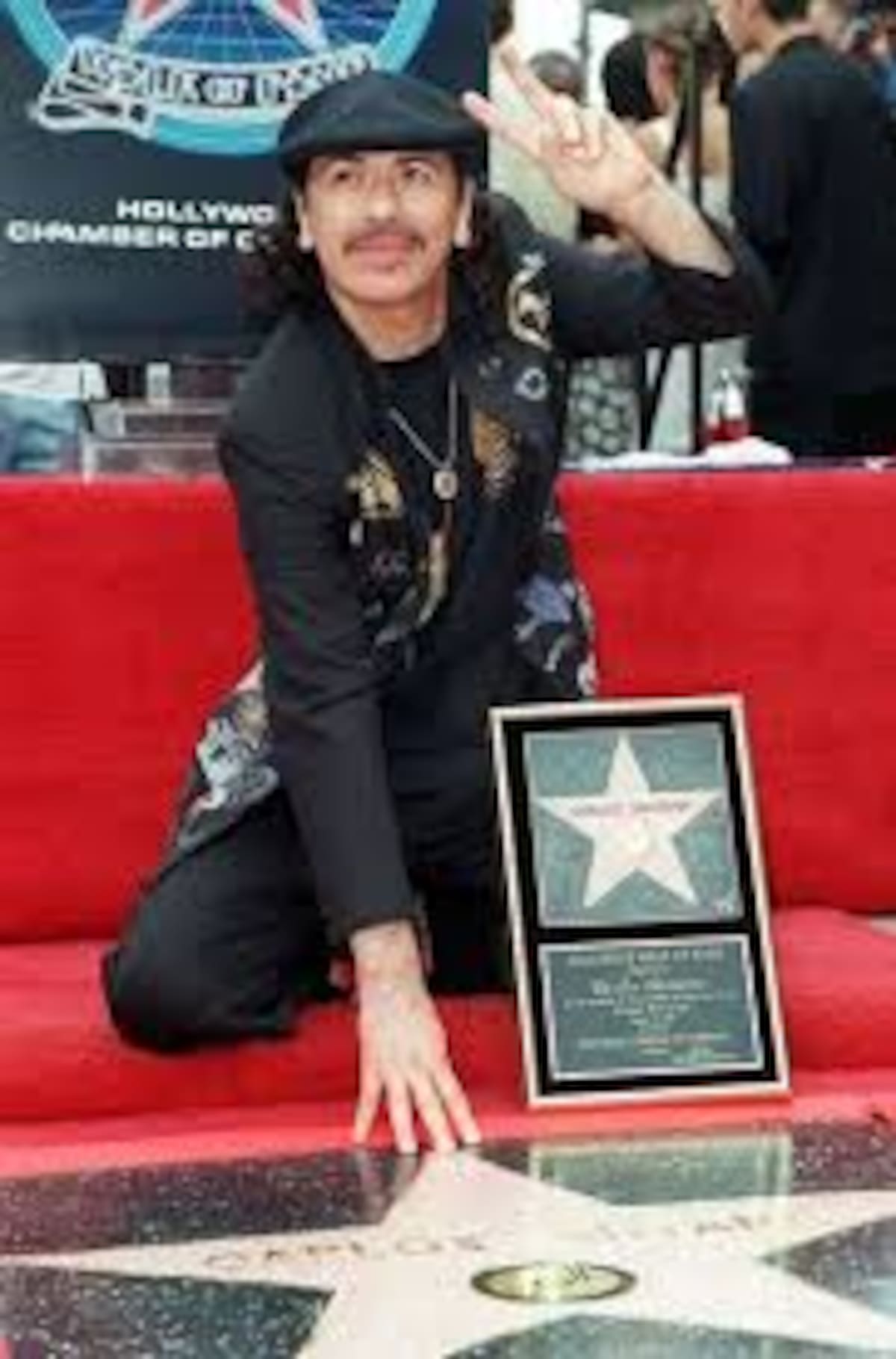 Carlos Santana: El guitarrista que llevó el rock latino a la fama mundial.