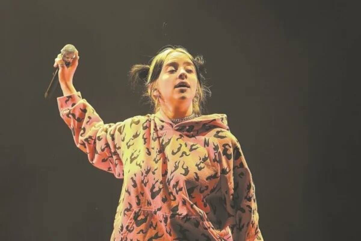 Billie Eilish se desprende de sus ropas en un concierto