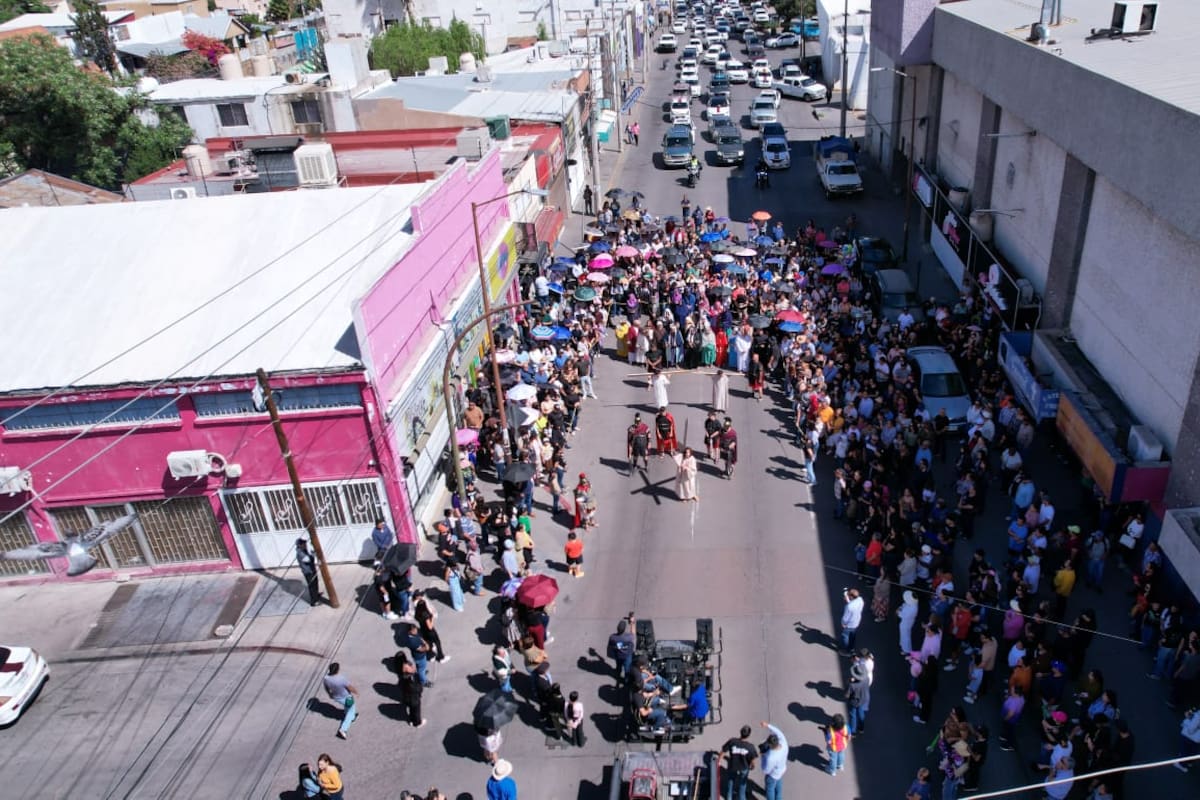 Cientos de nogalenses participan en el viacrucis
