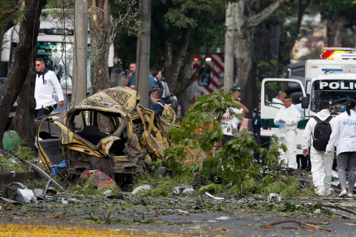 Doble ataque en Colombia deja al menos 14 muertos y un helicóptero derribado