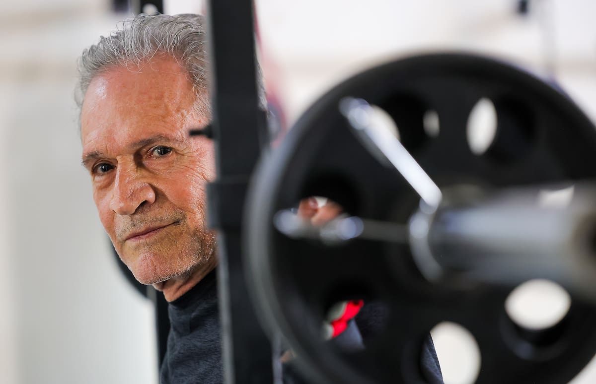 César Cañedo entrena box bajo la guía de su entrenador, demostrando que mantenerse activo no tiene edad.