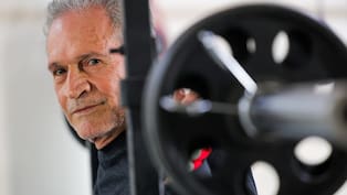 El secreto de César para la eterna juventud; boxea a los 82 años