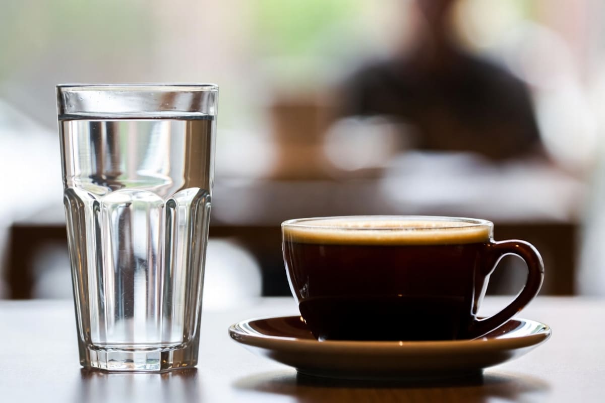 ¿Para qué sirve tomar un vaso de agua antes del café y qué beneficios tiene para el cuerpo?