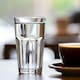 ¿Para qué sirve tomar un vaso de agua antes del café y qué beneficios tiene para el cuerpo?