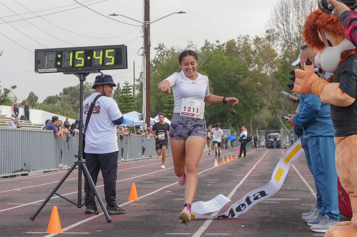 Alrededor de mil 500 personas participaron en una carrera de 4 kilómetros organizada por la SSPCM para conmemorar el 66 aniversario de la Policía Juvenil.
Fotos: Cortesía.
