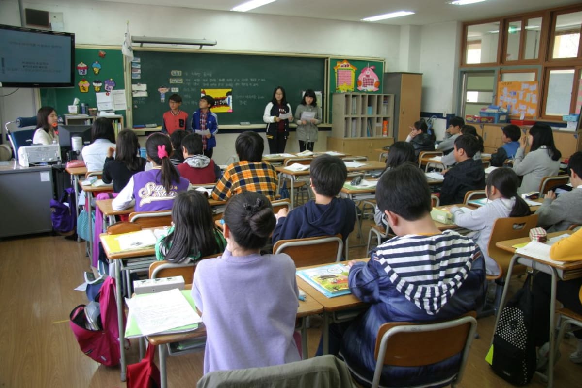 Los estudiantes de 15 años de los países de la OCDE registraron su puntaje más bajo en matemáticas y lectura en la historia del examen PISA, lo que equivale a más de un año de aprendizaje perdido y coloca a uno de cada cinco jóvenes por debajo del nivel básico en las tres materias evaluadas