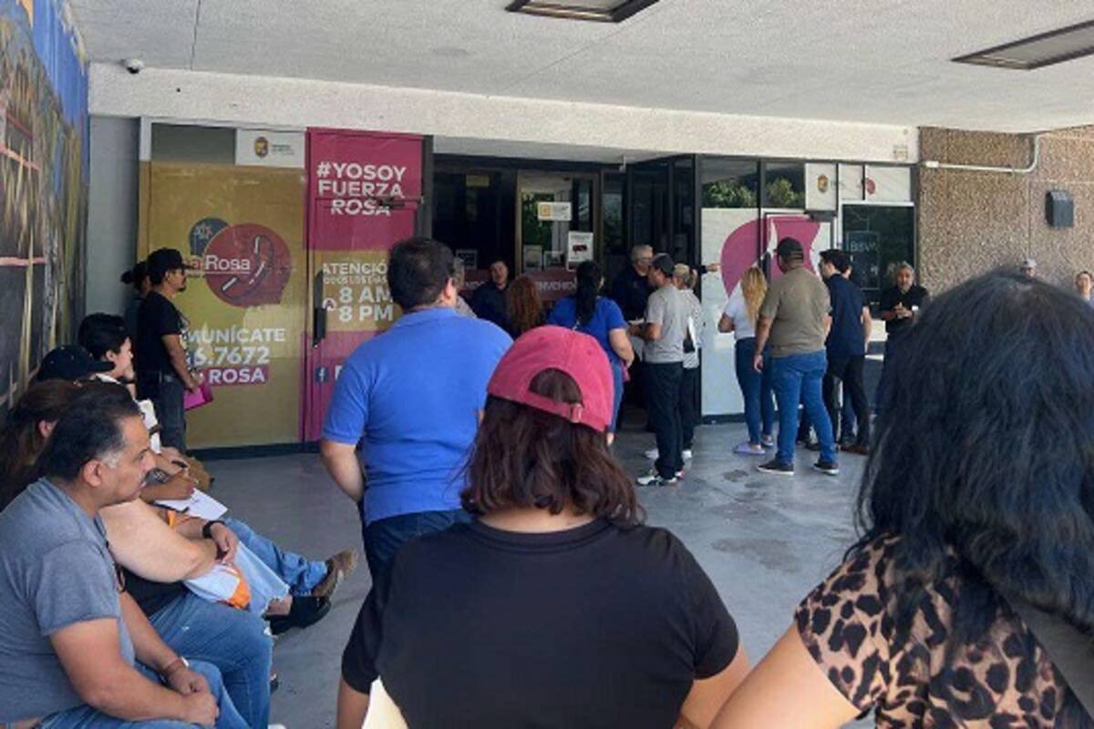 Decenas de ciudadanos en espera de que abran el Palacio Municipal