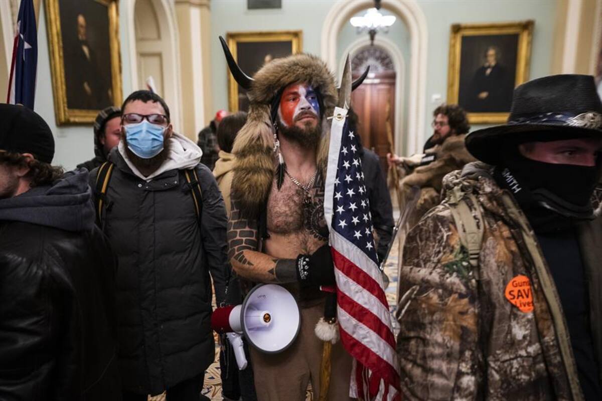Hombre vestido de bisonte que irrumpió en Capitolio pide el perdón de Donald Trump