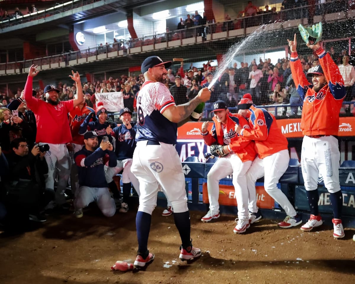 El californiano festejó abriendo una botella de champaña frente al dugout emplumado. (Foto: Javier Gallegos)