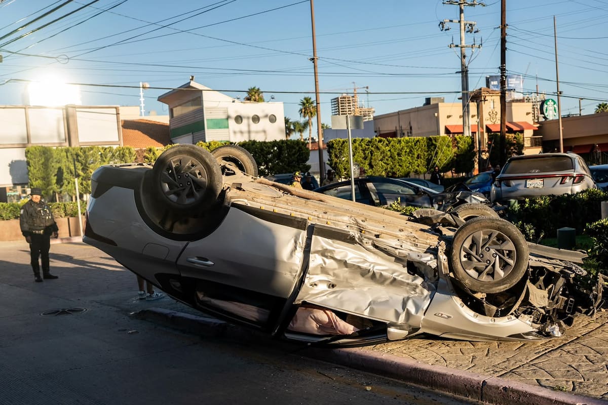Choque múltiple termina con volcadura en bulevar Agua Caliente de Tijuana