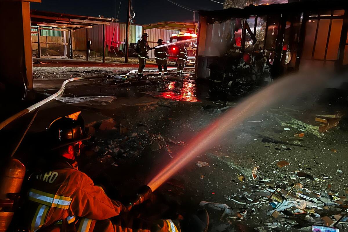 Incendio acaba con casa y comercio en El Centro