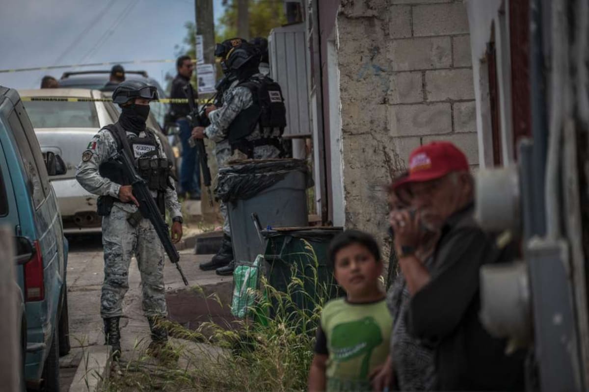 Elementos de corporaciones de los tres órdenes de gobierno desplegaron un operativo en la colonia Xicoténcatl Leyva Mortera, en San Antonio de los Buenos, tras el reporte de una presunta balacera; hasta el cierre de esta edición no se había emitido información oficial sobre los hechos. Foto: Border Zoom.