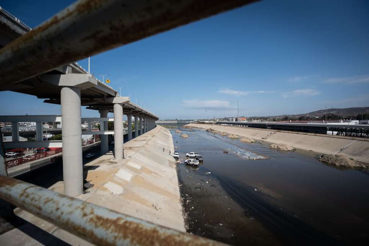 Localizan a mujer sin vida y con quemaduras en la canalización del Río Tijuana