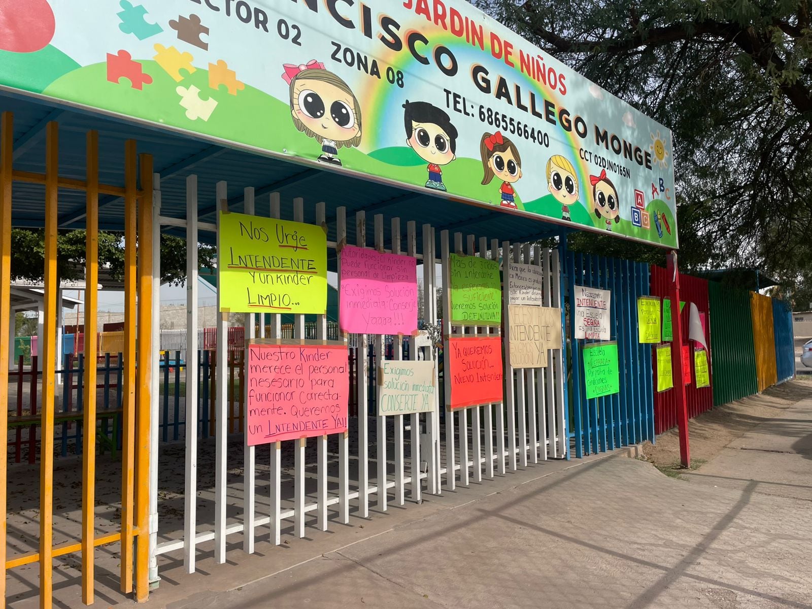 La manifestación inició formalmente el 14 de enero con la toma del jardín de niños “Francisco Gallego Monje”, luego de que los padres de familia denunciaron la falta de personal de intendencia desde hace al menos tres ciclos escolares. Foto: Said Morones