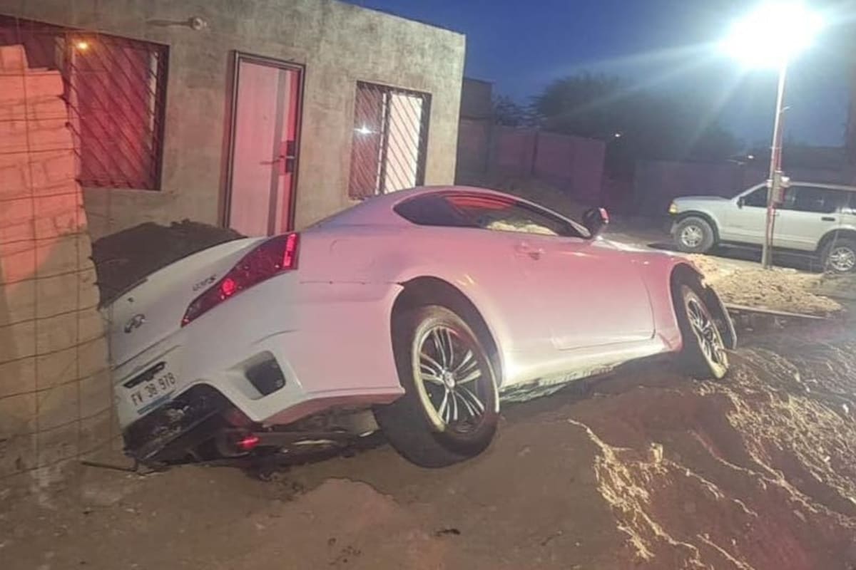 Abandona su Infiniti tras chocar y caer a una zanja