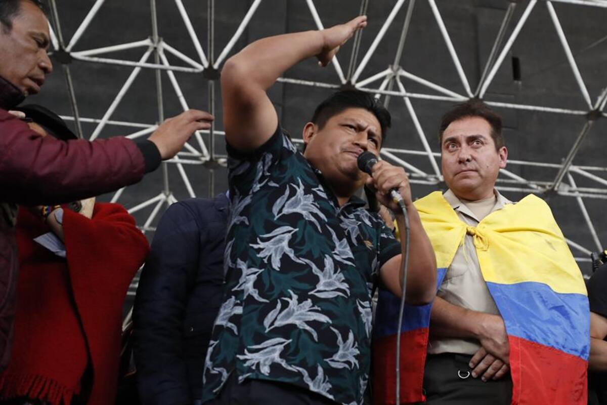Manifestantes indígenas retienen a policías en la Casa de la Cultura en Quito