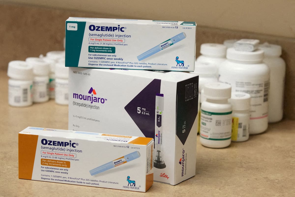 FOTO DE ARCHIVO: Cajas de Ozempic y Mounjaro, medicamentos inyectables de semaglutida y tirzepatida utilizados para el tratamiento de la diabetes tipo 2 y fabricados por Novo Nordisk y Lilly, se ve en una farmacia Rock Canyon en Provo, Utah, Estados Unidos. 29 de marzo, 2023. REUTERS/George Fre