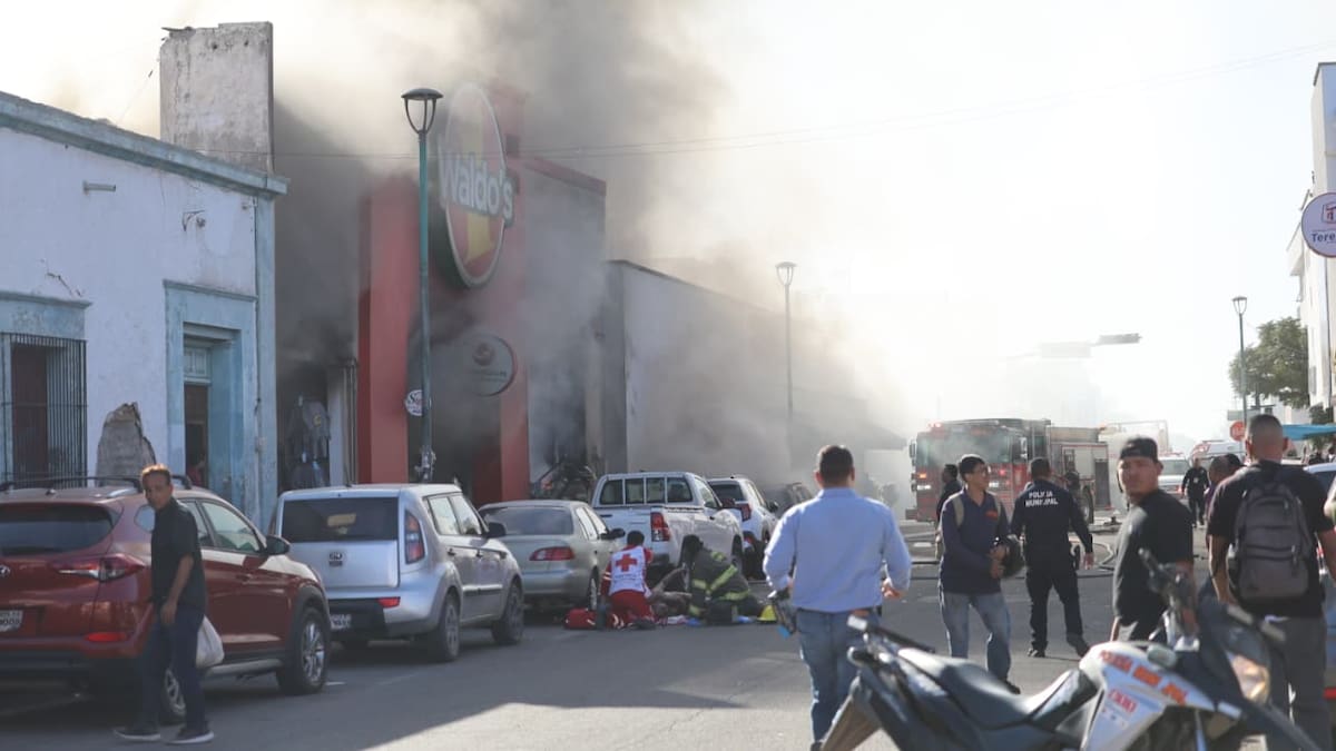 Video muestra cómo personas que hacían compras en el centro empujan patrulla para abrir paso a bomberos durante trágico incendio en tienda Waldos de Hermosillo