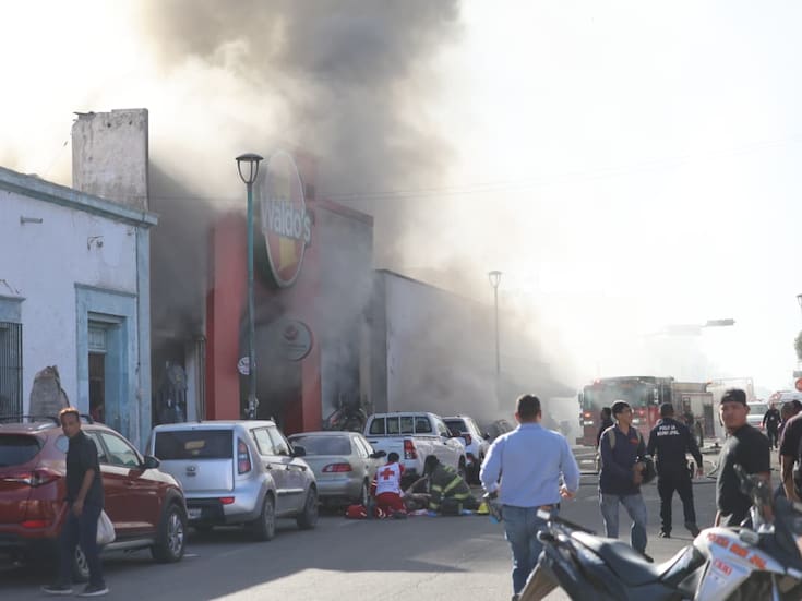 Video muestra cómo personas que hacían compras en el centro empujan patrulla para abrir paso a bomberos durante trágico incendio en tienda Waldos de Hermosillo