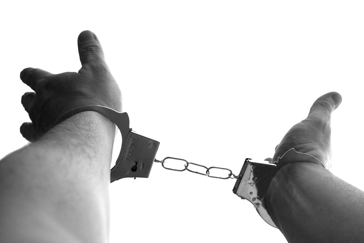 Detienen a joven por posesión de presunta droga en Hermosillo