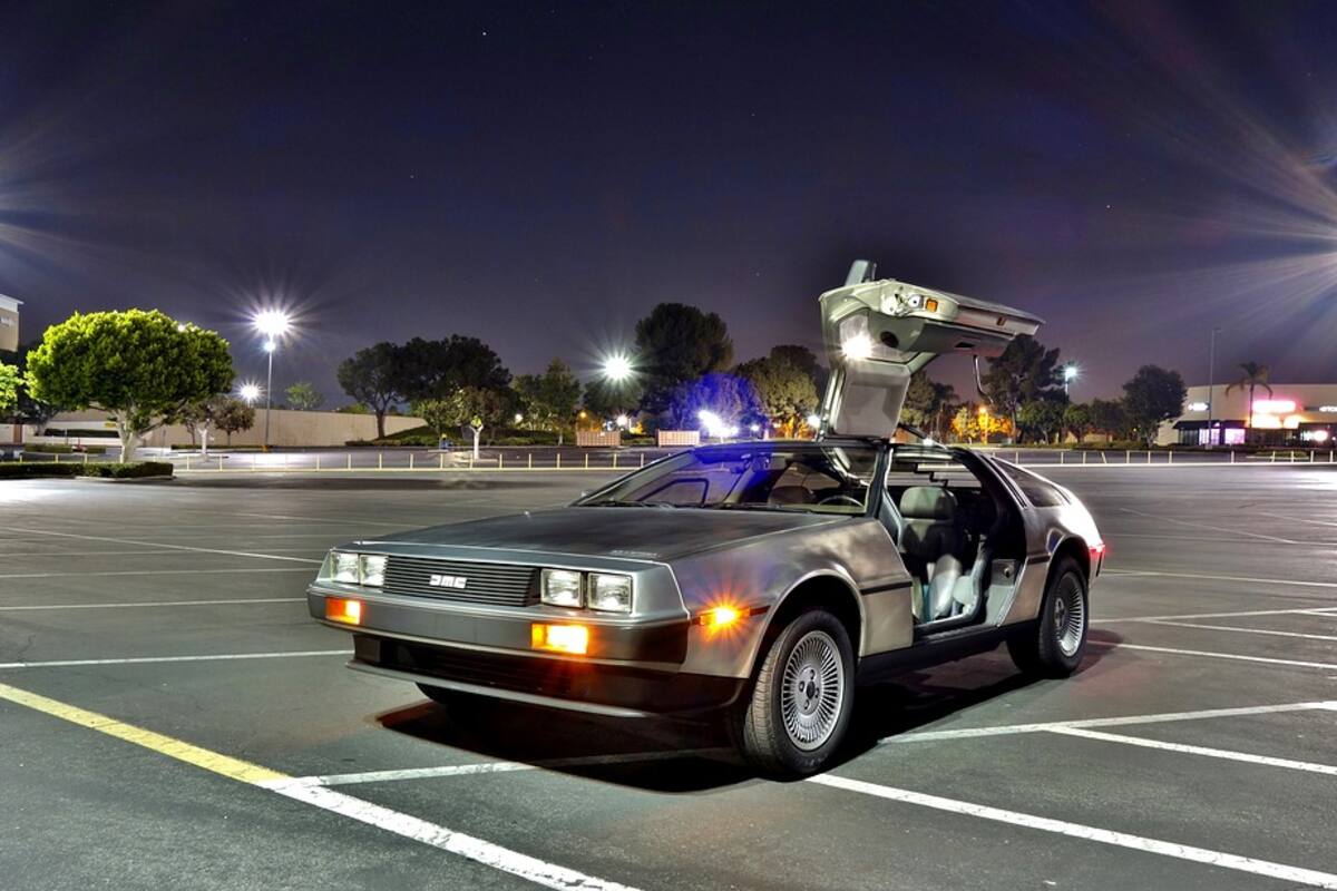 Lleva a su hija a la escuela en una replica del DeLorean de 'Volver al futuro'