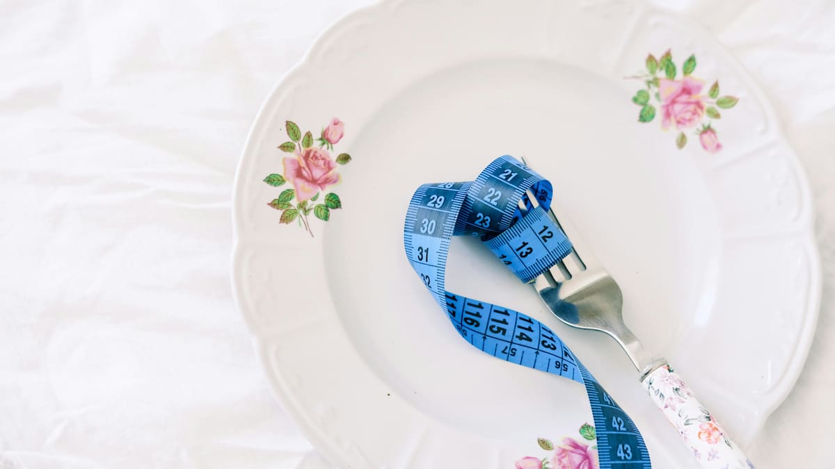 Romper el ayuno intermitente con café en ayunas o pan refinado puede alterar el sistema digestivo y aumentar síntomas de gastritis y colitis, según especialistas