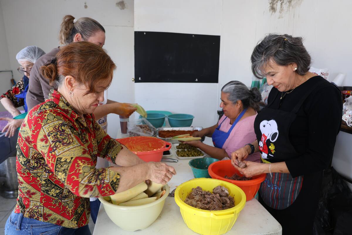 Toda la semana pasada, las celadoras de
la parroquia prepararon los tamales que
se venderán en la kermés del Santuario
de Nuestra Señora de la Candelaria de Villa de Seris. FOTOS: TEODORO BORBÓN