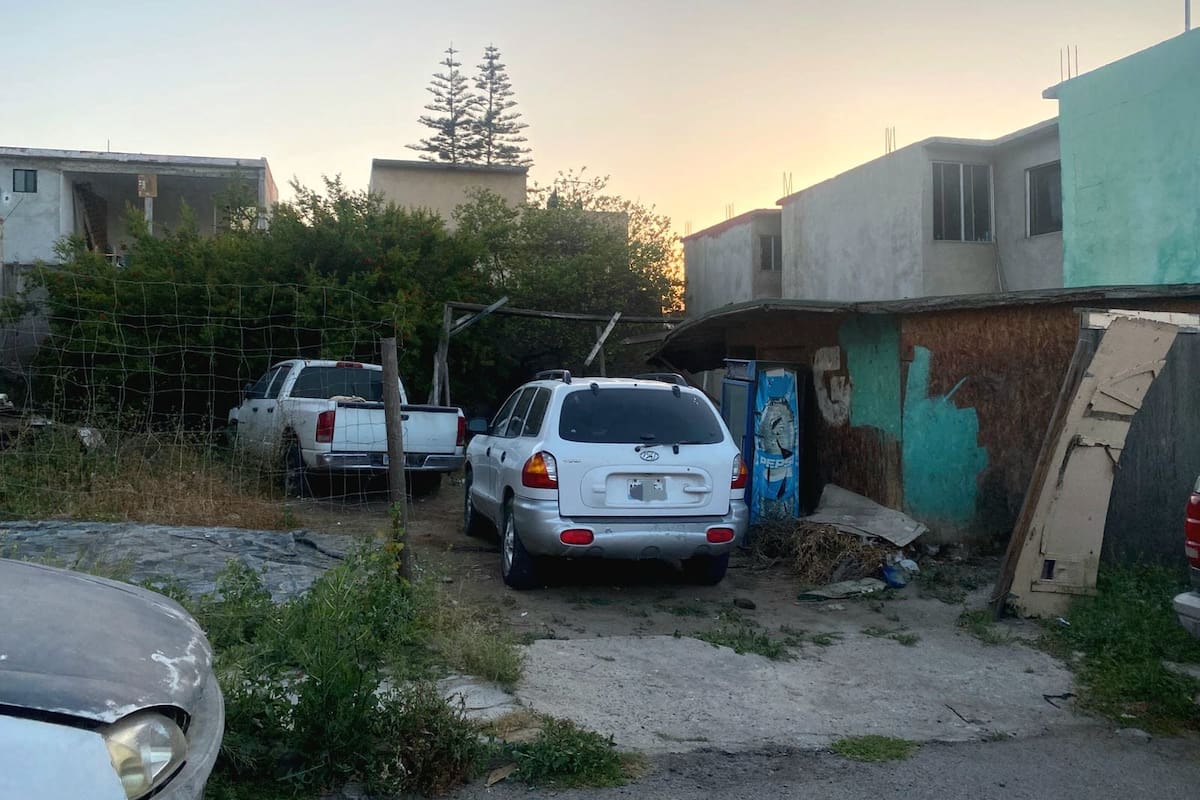 Aseguran vehículo con reporte de robo tras orden de cateo en Valle Dorado