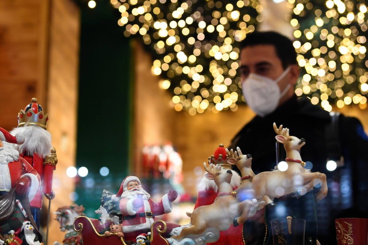 Decora escaparate de su tienda con un juguete navideño y desata incendio