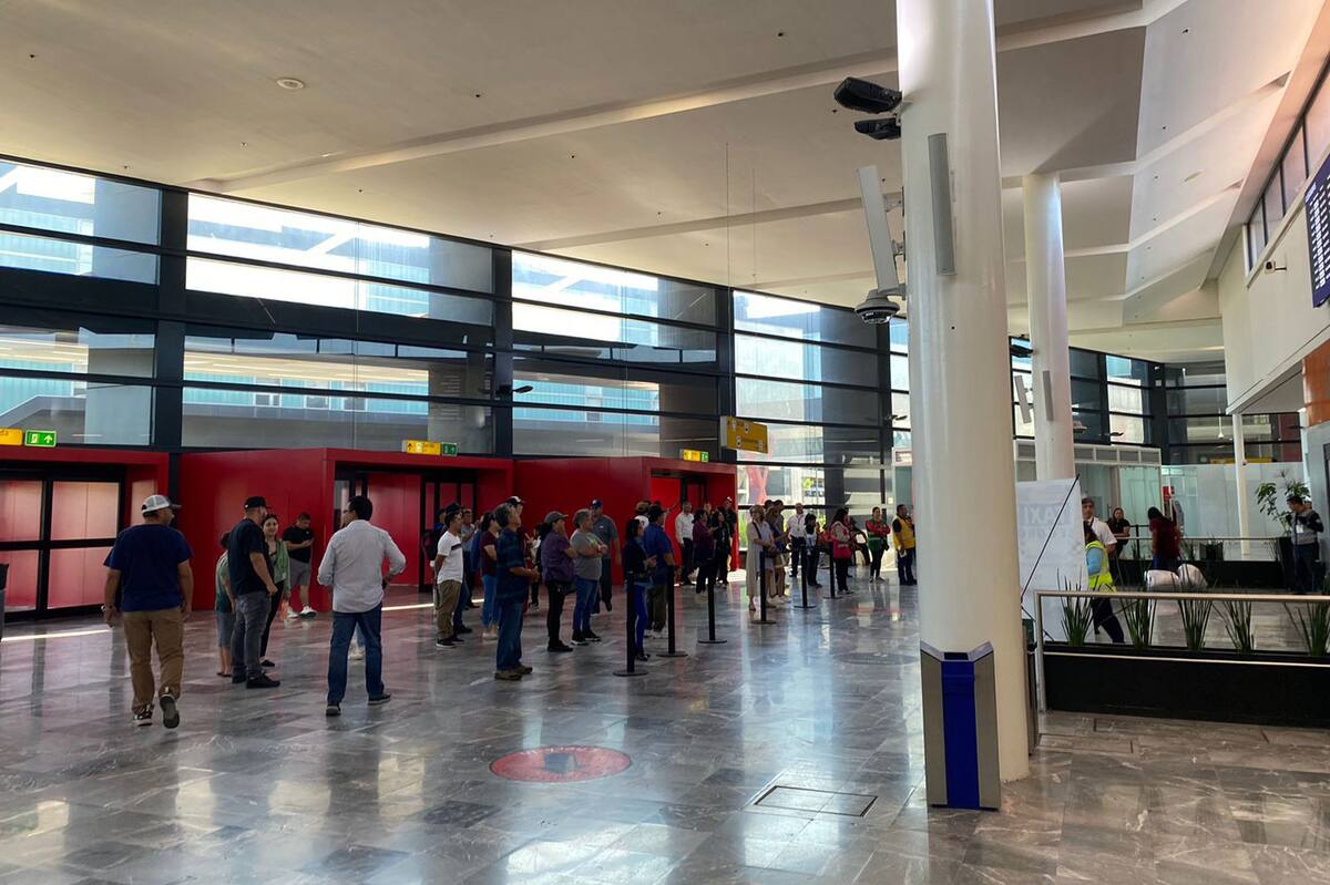 Los pasajeros que se disponían a realizar su viaje se mantenían en fila o realizando la espera hasta nuevas indicaciones.