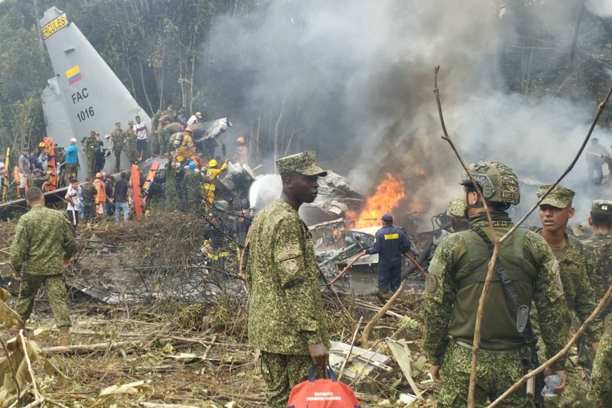 Al menos un fallecido y 83 heridos luego que un avión militar se desplomara en Colombia