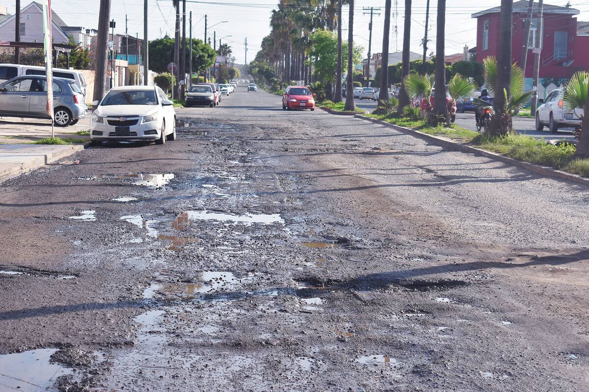 'Inundan' baches calles de Ensenada