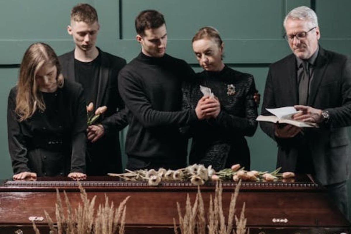 Qué regalar o llevar a un velorio: desde arreglos florales hasta artículos útiles para apoyar a los familiares en el funeral