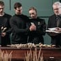 Qué regalar o llevar a un velorio: desde arreglos florales hasta artículos útiles para apoyar a los familiares en el funeral