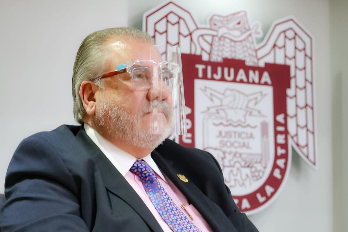 Debe Leyzaola acudir en persona por carta de residencia: Mora