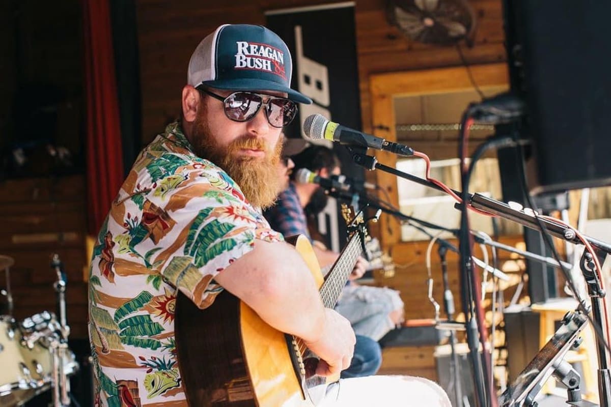 Jake Flint: Muere cantante de country al poco tiempo después de casarse