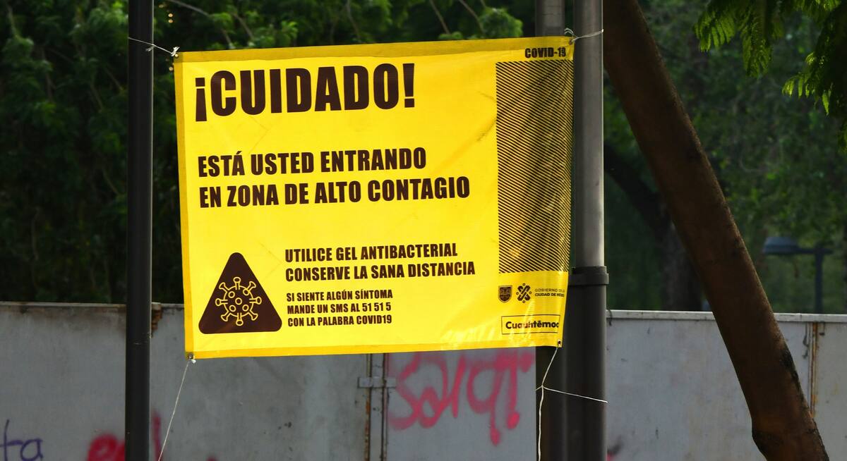 Transeúntes caminan por zonas de alto riesgo de contagio de covid-19 el pasado 12 de julio, en Ciudad de México (México). EFE/ Jorge Núñez