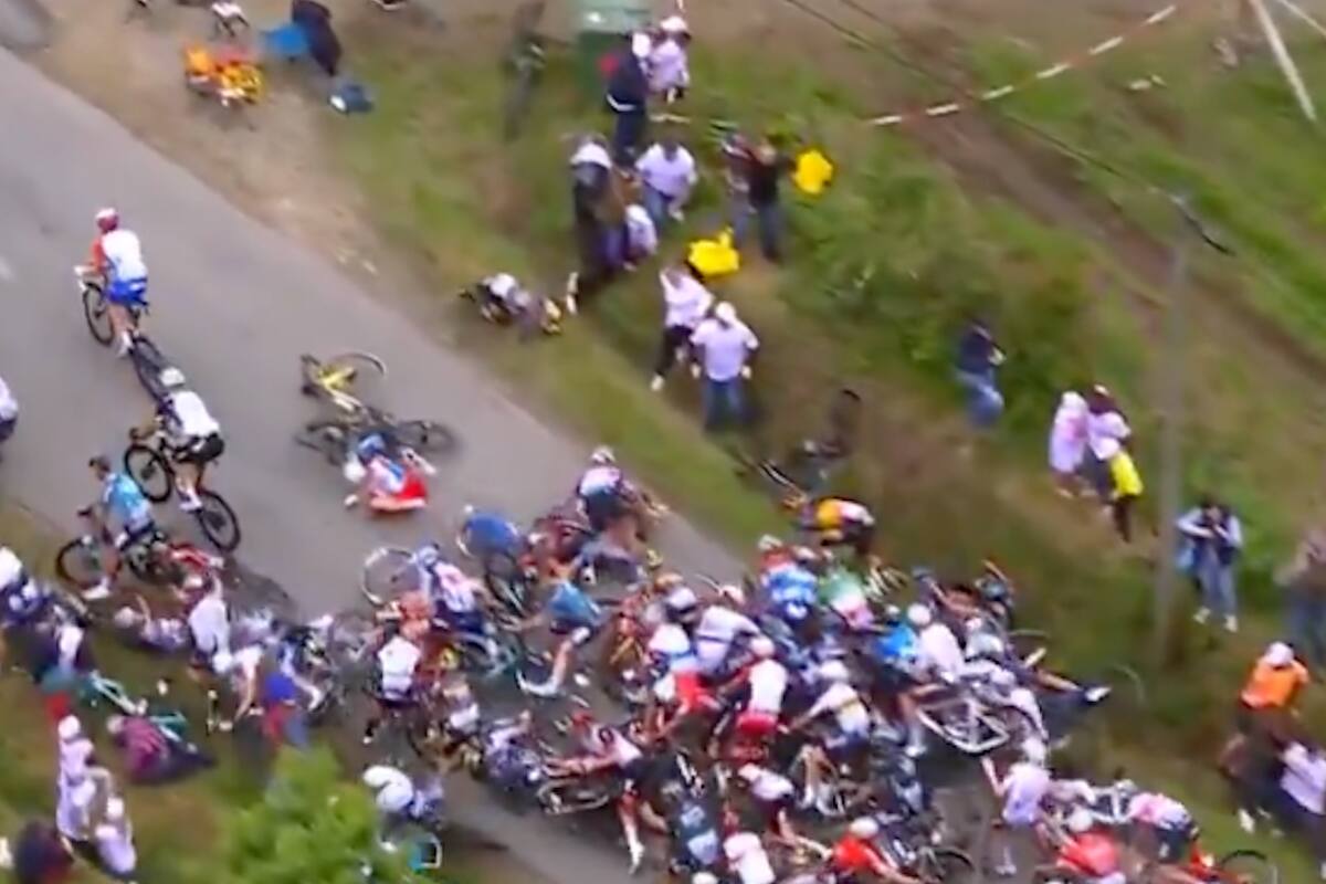 VIDEO: Fan provoca horrible accidente de ciclistas en el Tour de Francia