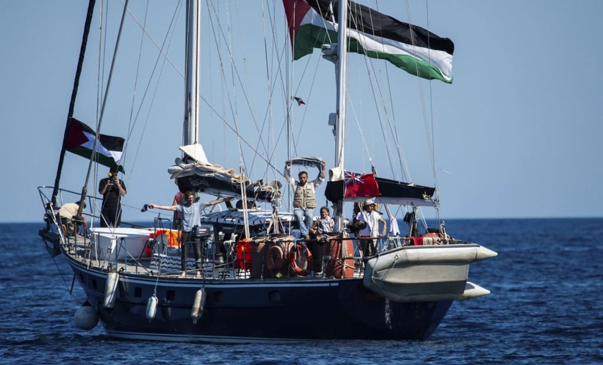 Imagen del 2 de octubre de 2025 de embarcaciones de la Flotilla Global Sumud (GSF, por sus siglas en inglés) con destino a Gaza siendo remolcadas hacia el puerto de Ashdod, en el sur de Israel. La Armada israelí interceptó el viernes la última embarcación de la GSF con destino a Gaza en el mar Mediterráneo, según informó el canal estatal israelí Kan TV News. Foto: Xinhua