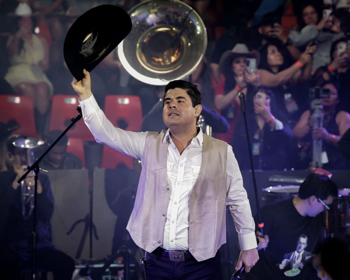 Alfredo Olivas se presentó ante una gran cantidad de asistentes en el Palenque de las Fiestas del Sol, donde interpretó parte de su repertorio de música regional mexicana. FOTO: Javier Gallegos