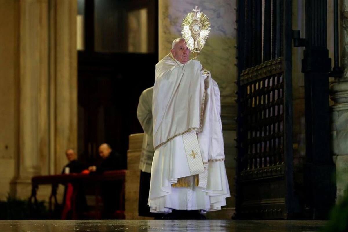 Papa Francisco bendice al mundo en soledad por el coronavirus