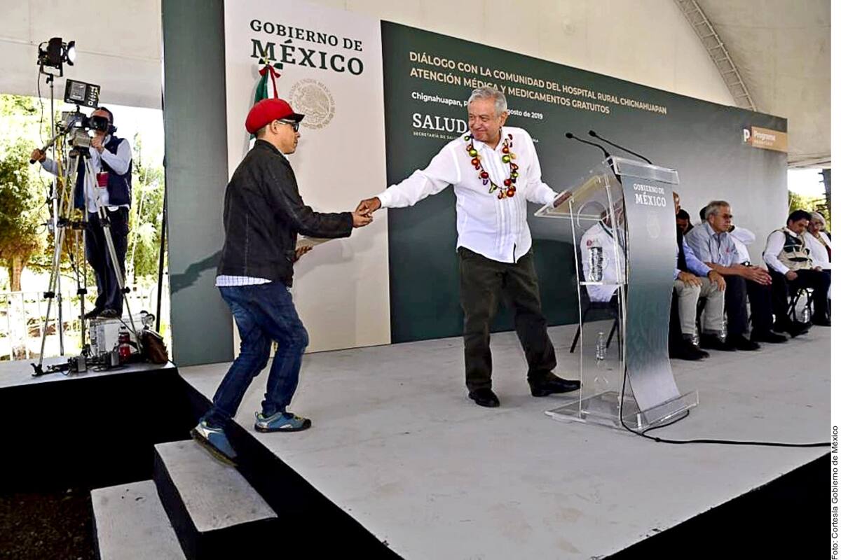 Alumno le reclama a AMLO cierre de escuela